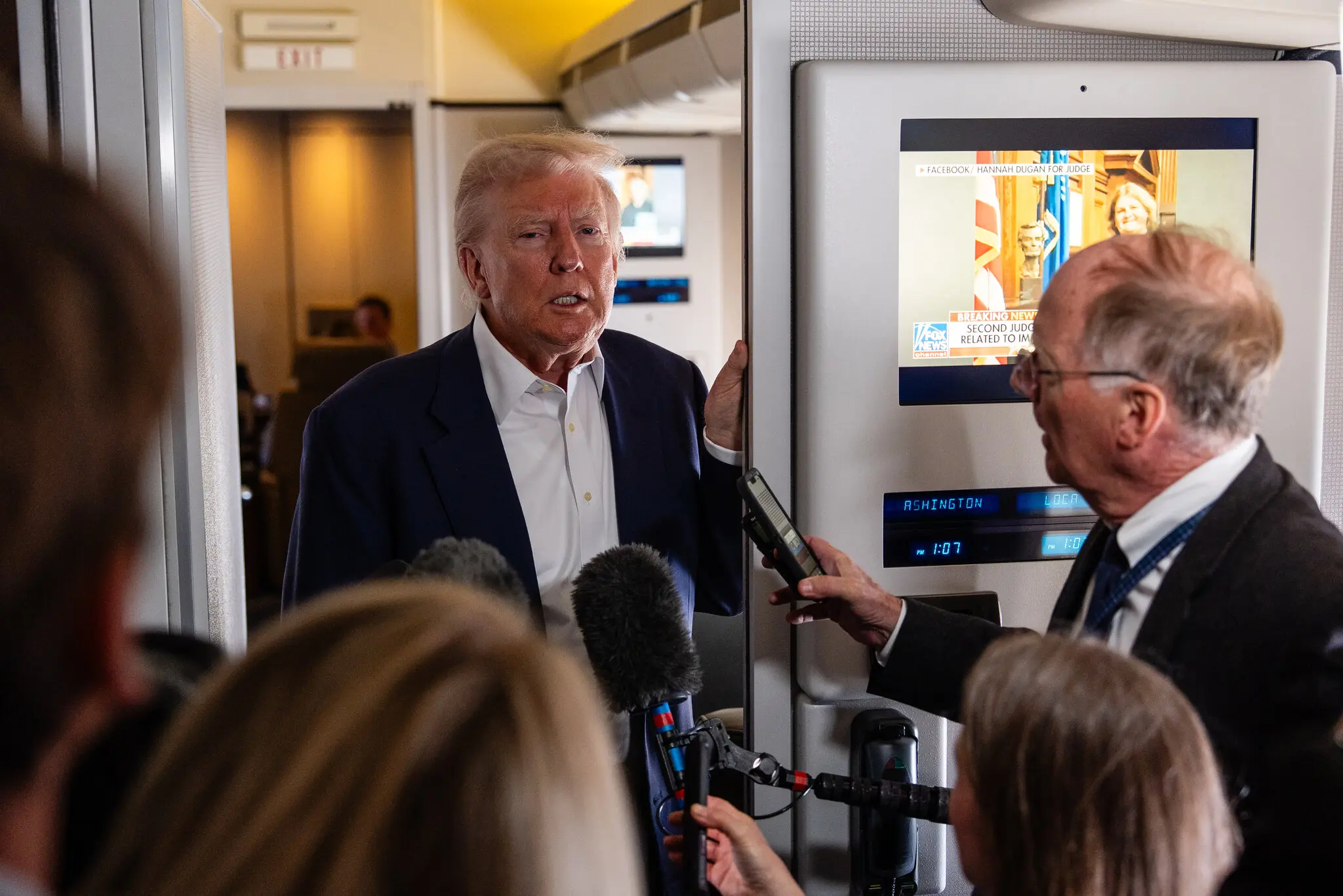 Президент Трамп розмовляє з журналістами в п’ятницю на Air Force One під час подорожі до Італії на похорон Папи Франциска